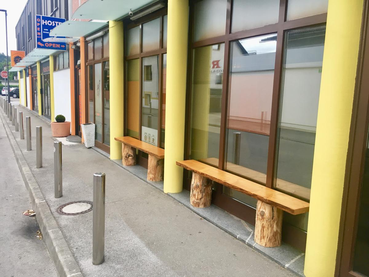 Aladin Hostel リュブリャナ エクステリア 写真