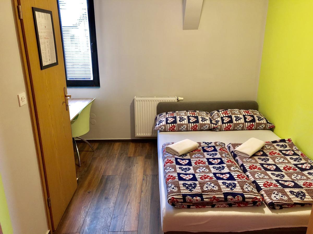 Aladin Hostel リュブリャナ エクステリア 写真
