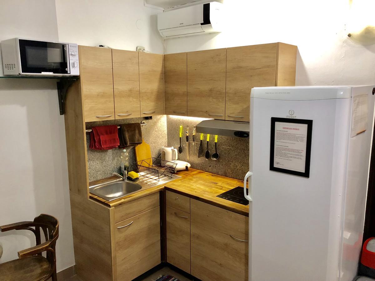 Aladin Hostel リュブリャナ エクステリア 写真