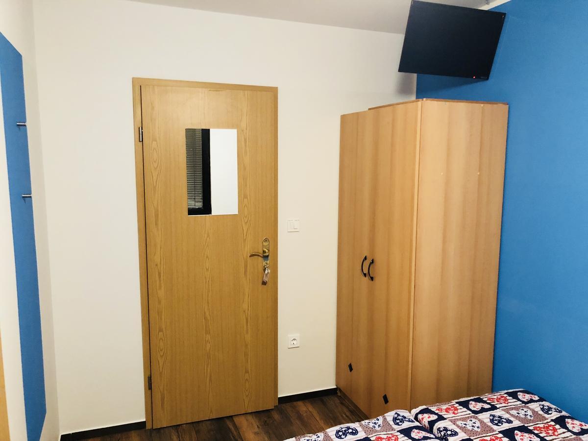 Aladin Hostel リュブリャナ エクステリア 写真