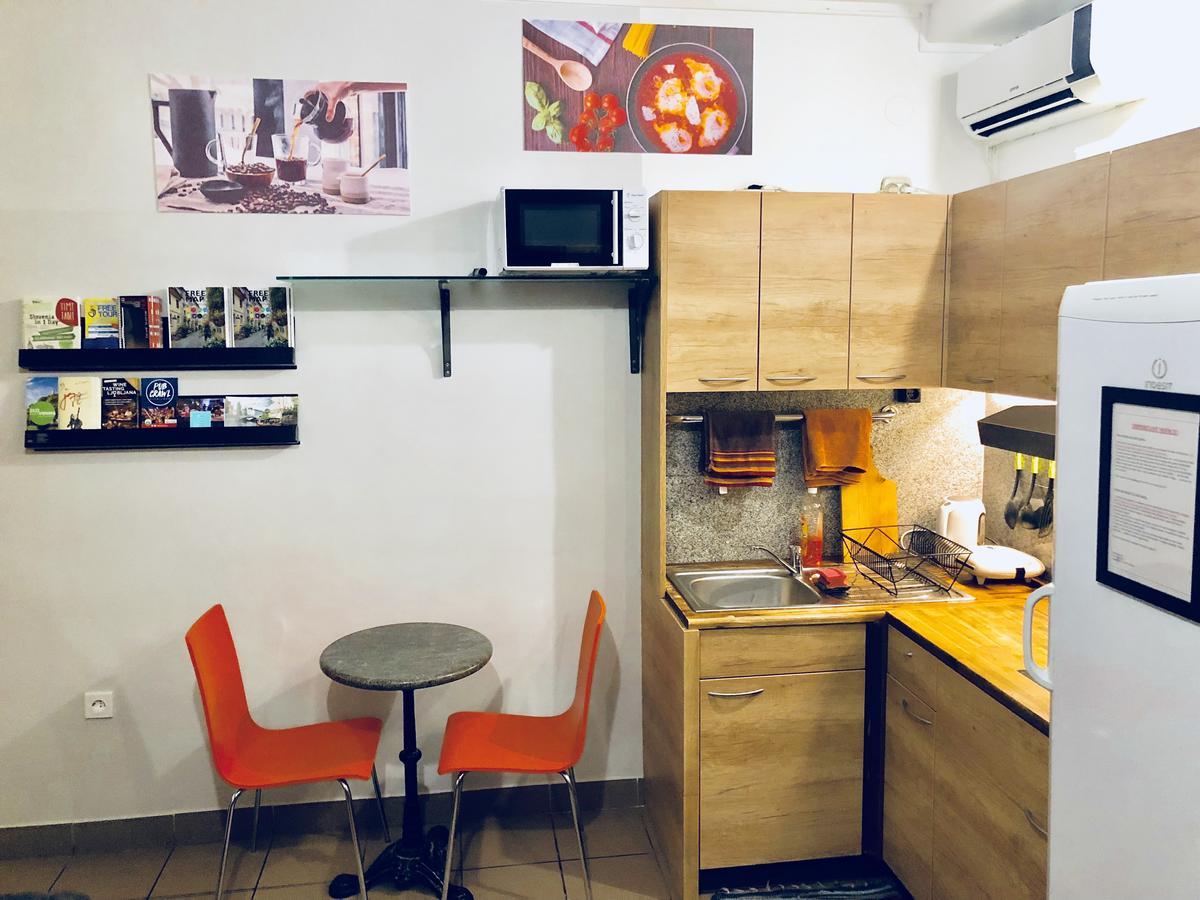 Aladin Hostel リュブリャナ エクステリア 写真