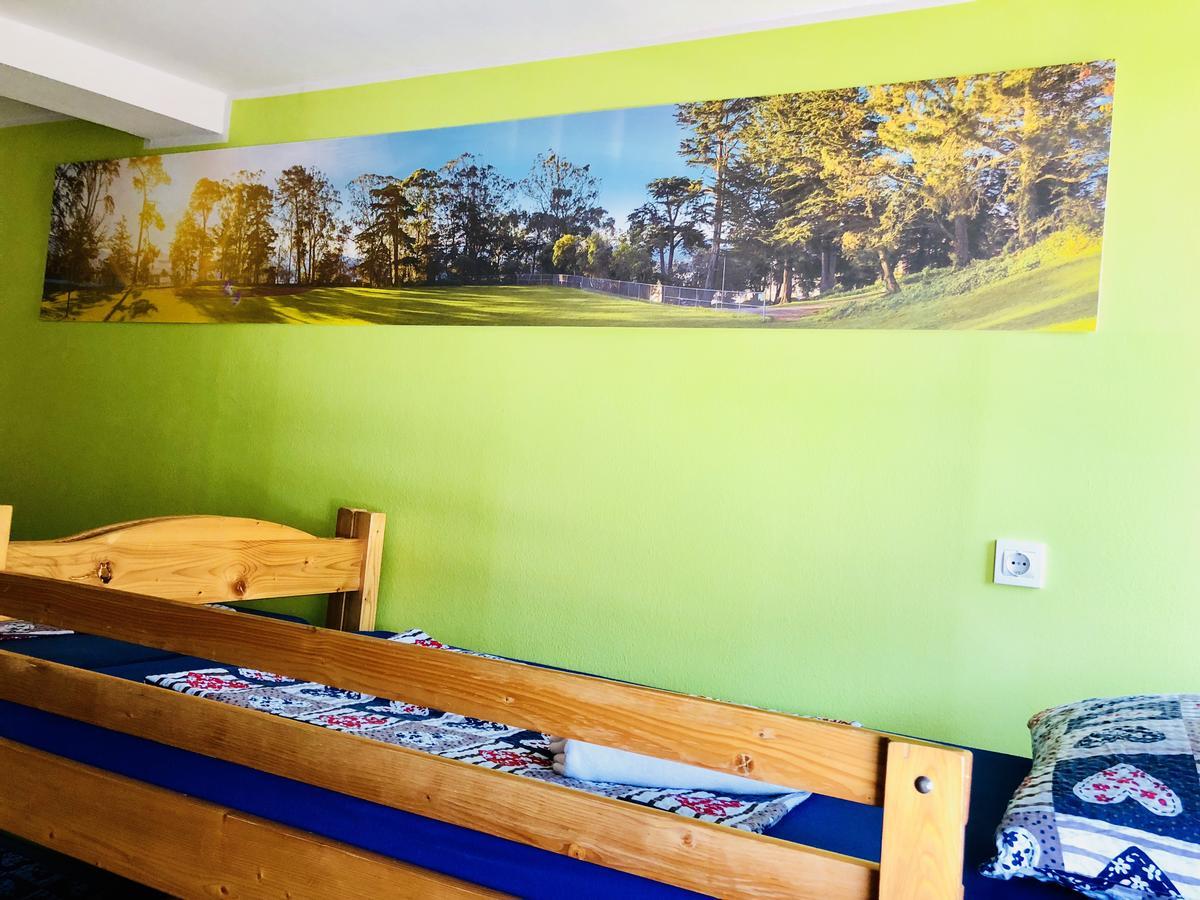 Aladin Hostel リュブリャナ エクステリア 写真
