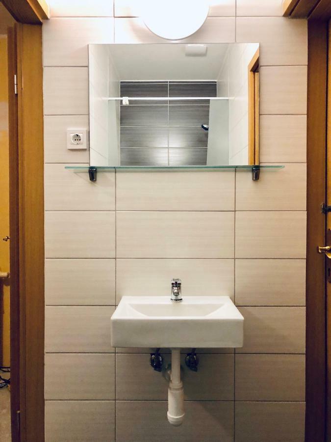 Aladin Hostel リュブリャナ エクステリア 写真