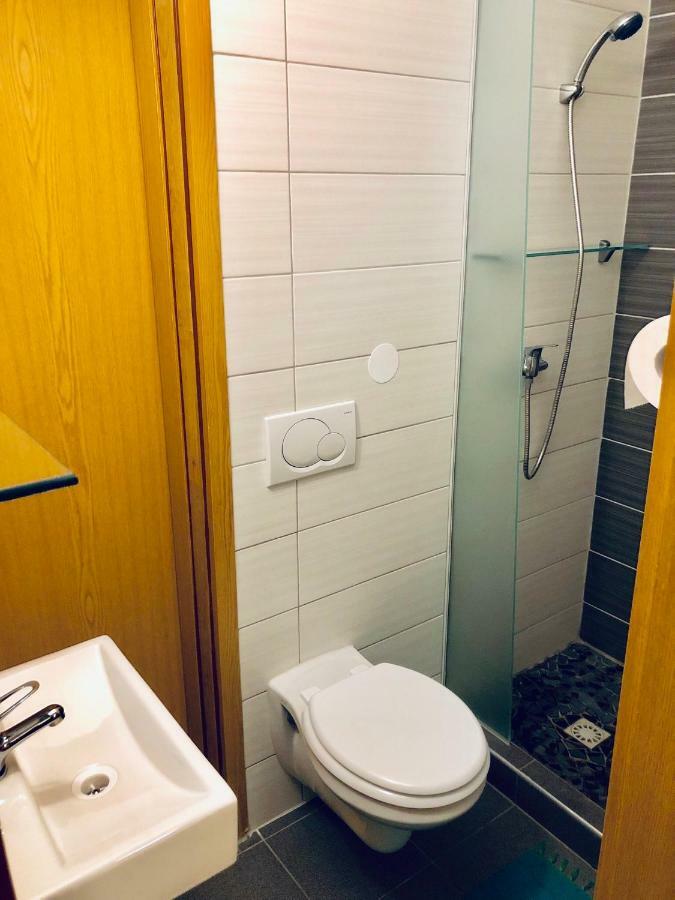 Aladin Hostel リュブリャナ エクステリア 写真