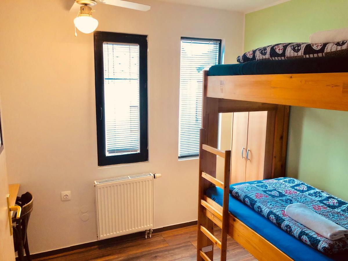 Aladin Hostel リュブリャナ エクステリア 写真